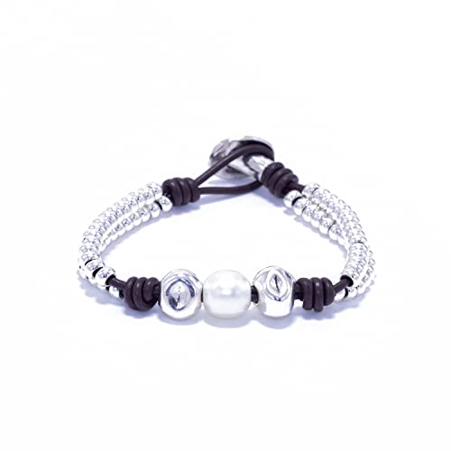 NILUXE DESIGN - Pulsera Perlas Mujer Cuero Marrón y Zamak Bañada en Plata - Pulsera Plata Mujer Hecha a Mano - Estilo Bohemio Vintage -Brazalete Cierre Cómodo de Botón -Ideal para Regalar