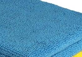 Plumeau lavable pour nettoyer facilement les meubles du salon et étagères