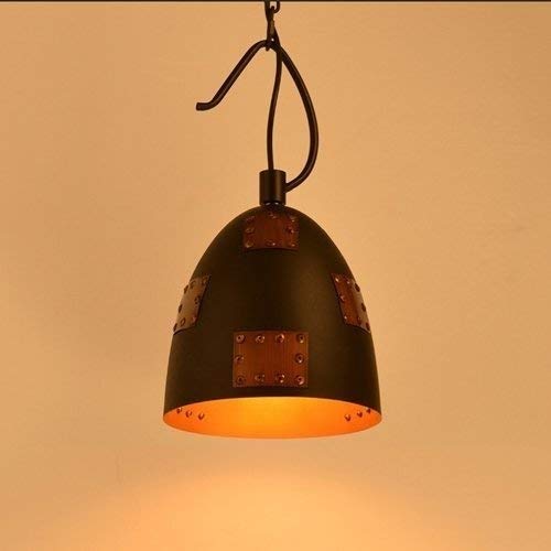 Lustre industriel noir pour sublimer un couloir sombre ou un bar
