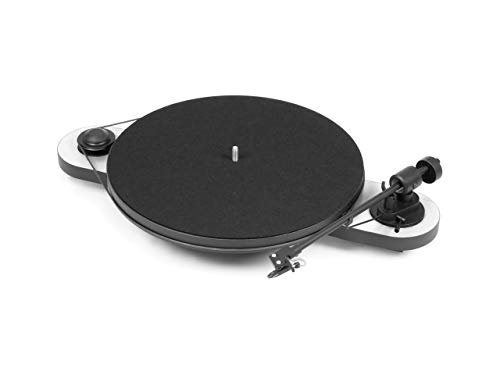 DESIGN UNICO: L'elegante design del giradischi Pro-Ject Elemental USB non è solo esteticamente gradevole, ma offre anche una tecnologia avanzata per una riproduzione sonora ottimale. Il telaio in MDF e il baricentro centrale in pietra artificiale garantiscono stabilità e riducono al minimo le vibrazioni, mentre il cuscinetto principale in acciaio inossidabile con boccola in bronzo assicura una rotazione fluida del giradischi.