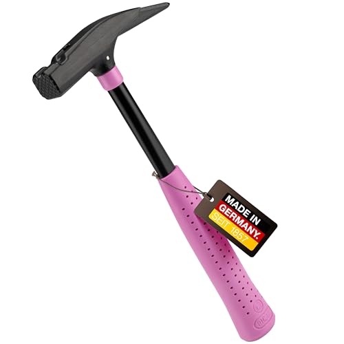 Martello da carpentiere di alta qualità: il martello da carpentiere rosa n. 626M è ideale nell'artigianato di falegnameria e tetto. La testa verniciata a polvere e il design anti-corrosione garantiscono una lunga durata. Con supporto magnetico per unghie e protezione per la testa, offre sicurezza e comfort durante il lavoro.