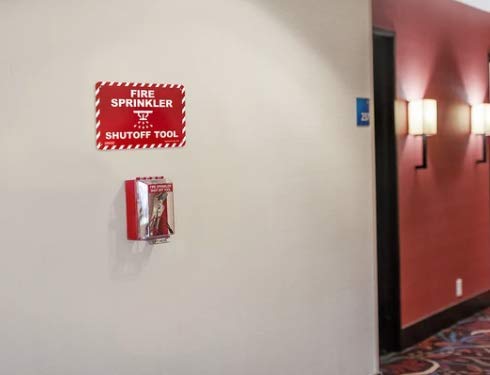 Miniatura 3 de Señal para herramienta de apagado de rociadores contra incendios, visual llamativo con palabras grandes y blancas contra fondo rojo, hecho de