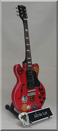 ALVIN LEE Guitare Miniature Ten Year After avec médiator - Les Beatles, Paul McCartney, John Lennon, RIngo Starr, George Harrison ALVIN LEE Guitare Miniature Ten Year After avec médiator