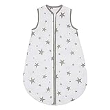 COMODIDAD PARA TODO EL AÑO: Con nuestro clásico estampado de estrellas en suaves tonos grises, este saco de dormir de 2,5 tog es una opción ideal para todo el año, perfecto para temperaturas de entre 16 y 20 grados. Confeccionado en muselina de algodón orgánico 100 % para ofrecer transpirabilidad, cierre YKK para ofrecer durabilidad, y un acabado sin productos químicos para ofrecer la máxima suavidad.