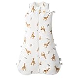 Zweiseitiger Reißverschluss für schnelle Windelwechsel Praktischer zweiseitiger Reißverschluss öffnet sich von unten – schneller Windelwechsel ohne den gesamten Baby Schlafsack auszuziehen. Perfekt für ruhige nächtliche Pflege ohne vollständiges Wecken. Sanfte Reißverschlüsse & schützender Rand schützen vor Einklemmen. Erhält Wärme & Komfort, macht Wechsel sanfter für Sie & Baby.