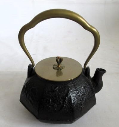 鋳鉄製 花模様 鉄瓶 鉄瓶 八角四季 花鳥地紋 銅蓋付 お茶席道具 Amazon | 鉄瓶 八角四季 花鳥地紋 5寸 銅蓋付 お茶席道具 150
