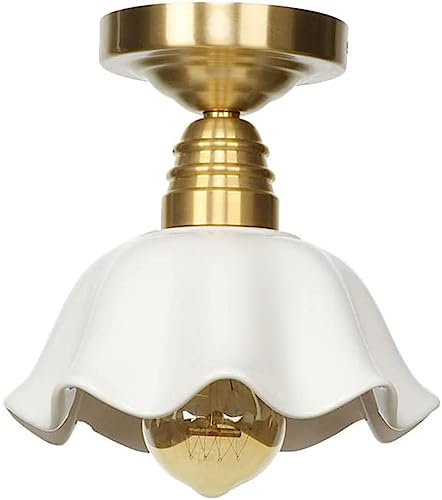 Lampe industrielle près du plafond pour optimiser les petits espaces