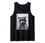 Diseño gráfico de mapache genial para los entusiastas de la fotografía de animales. Imagen peculiar de un meme animal que muestra una foto humorística de un mapache hipster. Ideal para fotógrafos de animales salvajes.