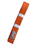 Design incroyable : créée en pensant aux enfants, cette ceinture dispose d'un design passionnant inspiré des animaux qui est amusant et motivant. Chaque ceinture de couleur représente un niveau de Jiu-Jitsu brésilien et comprend un symbole animal unique pour montrer leurs progrès. Ce n'est pas seulement une ceinture, c'est un badge de leur travail acharné, de leur dévouement et de leur croissance sur et hors du tapis. Construit selon les normes IBJJF, il est parfait pour les jeunes amateurs de BJJ visant le haut.