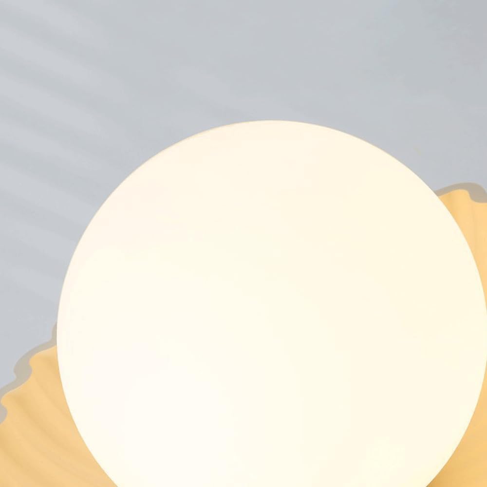 Lampa sufitowa do przedpokoju, balkonu, mała kremowa, szklana kula, lampa sufitowa z pojedynczą głowicą, częściowo zlicowana, do kuchni, przedpokoju, pralni, salonu, jadalni, oświe