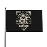 winchester 90-22 wrf rifle DIMENSIONI: SOLO 1 bandiera da giardino (asta non inclusa). Questa bandiera da giardino misura 90X150 cm ed è adatta alla maggior parte dei supporti per bandiere standard.