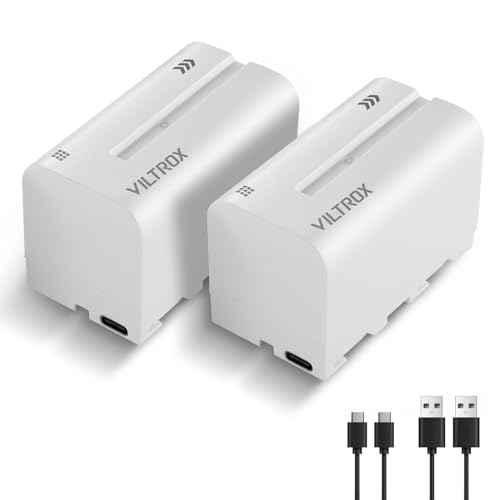 💚【Potenti prestazioni】VILTROX NP-F750 batteria sostitutiva Una delle caratteristiche più importanti di questa batteria è la versatilità delle opzioni di ricarica. Grazie al pratico cavo USB, è possibile caricare la batteria NP-F750 in viaggio semplicemente collegandola a un caricatore da parete USB, a un caricatore per auto o a una batteria esterna. Supporta anche i normali caricabatterie, rendendo la ricarica ancora più comoda e intelligente.