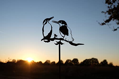 ILLUMINO Gartenstecker Rost Glücksvögel Eisvogel Paar, Naturrost Vogel Deko für den Garten - Gartendeko in Rostoptik aus 2mm dickem Edelrost-Stahl Rost Gartenstecker Vogel, Dekostecker Garten Cover