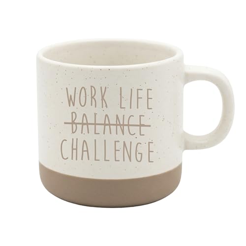 Work Life Balance Tasse lustig – Büro Tasse mit Spruch „Work Life Balance Challenge“ – Humor Kaffee Tasse für Kollegen & Kollegin – Geschenk Büro, Geburtstag, Wichtelgeschenk – Keramiktasse 360 ml spü