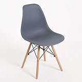 Innovadora. El contraste entre su respaldo y la madera de sus patas le otorgan un diseño único y a la última.