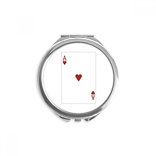 Miroir de poche à la main as de cœur pour retouches maquillage en voyage
