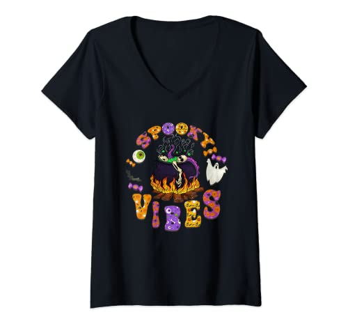 Mujer Spooky Vibes Halloween Caldero de brujas fantasma murciélagos disfraz para niños Camiseta Cuello V