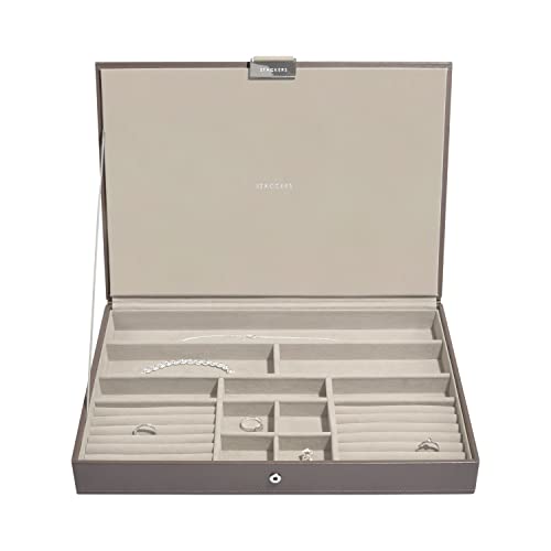 Non lasciare che i gioielli si aggrovigliino, si ossidino e si dimentichino. Organizza la tua collezione con un portagioie Stackers.