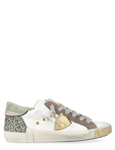 Sneaker Philippe Model modello Prsx realizzata in pelle bianca e glitter colorati. Caratterizzata da una parte posteriore con glitter, da un talloncino verde e da dei passalacci marroni. Presenta inoltre lo scudo laterale dorato ed una suola in gomma di 2,5 cm. Parte posteriore in glitter Effetto used Talloncino verde Passalacci marroni Scudo laterale dorato Suola in gomma di 2,5 cm