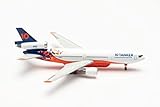 INFO & LIEFERUMFANG: Das Flugzeugmodell aus Metall im Maßstab 1:500 & einem Gewicht von 123g ist bereits fertig zusammengebaut. Es eignet sich Ideal zum Bestücken Ihrer Miniaturwelt, Diorama, Modelleisenbahn oder als Geburtstagsgeschenk für Kinder ab 14 Jahren. Abmessung: 11,8 x 11,8 x 3,4 cm