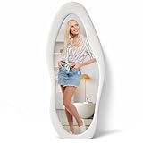 Lo specchio da parete 160 x 60 cm è ideale per osservare l’intera figura in modo chiaro e proporzionato. Le dimensioni generose lo rendono perfetto per camere da letto, cabine armadio, ingressi e zone living.