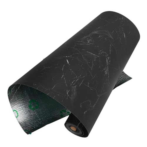 Sol PVC auto-adhésif marbre noir pour masquer un vieux carrelage usé