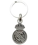 Porte-clés en métal Real Madrid avec finition vieillie, idéal pour porter vos clés avec style et montrer fièrement votre passe-temps.