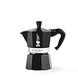 Moka Express Bialetti: es la cafetera original, un símbolo de Made in Italy, que ofrece la experiencia del verdadero rito italiano para preparar un buen café. También disponible en dos colores diferentes: rojo o negro. Su forma única se remonta a 1933, cuando Alfonso Bialetti la inventó. Lo que la hace aún más distinguible es el icónico Hombrecito con bigote.