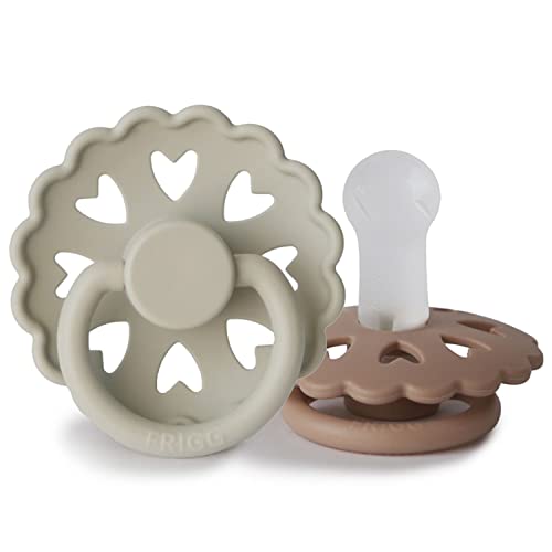 FRIGG Fairytale Lot de 2 sucettes | Sucette en silicone | Sans BPA | Fabriqué au Danemark | Tétine Cerise Symétrique | (Silky Satin/Willow Gray, Taille 2 (6-18 Mois))