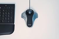 Kensington Orbit TrackBall, Kabelgebundene ergonomische TrackBall-Maus, 40 mm Kugel, Kompatibel mit Windows & macOS, für Rechts- und Linkshänder, Silber/Grau, 64327EU – Ansicht 9