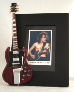 Amazon.co.jp: ANGUS YOUNG アンガス ヤング ミニチュア ギター