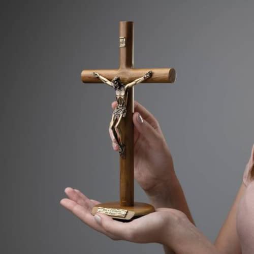 Crucifixo Madeira Cilindrico Mesa 26 cm - Eis o Cordeiro de Deus