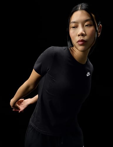 Nike Women's Sportswear Club Essentials T-Shirt2