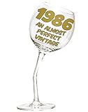 MESSAGE AVEC HUMOUR : Le verre porte l'inscription de haute qualité : « An Almost Perfect Vintage ». Un clin d'œil ironique parfait à l'année de naissance e à l'occasion spéciale.