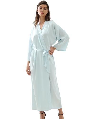 Robe longue en satin fluide résolvant le choix de tenue pour invitée de mariage et EVJF