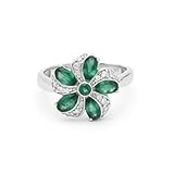 L'émeraude verte luxuriante symbolise le renouvellement et l'harmonie, tandis que la topaze blanche lumineuse ajoute un éclat doux. Ensemble, ils créent un duo de pierres précieuses intemporel qui complète à la fois les armoires modernes et d'inspiration ancienne.