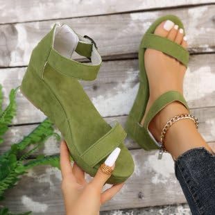 Women's large-size platform comfortable casual thick-soled sandals. Fashionable snap-on design. Lightweight and breathable. Suitable for outdoor and daily wear.2