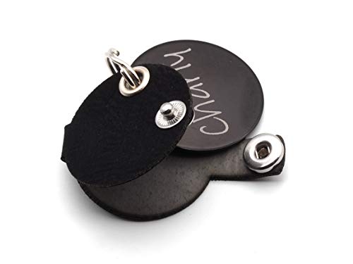 Hundemarkentasche mit Druckknopf Gravur | Blau, Schwarz, Rot, Gelb | gefertigt aus Kunstleder | mit beidseitig gravierter Hundemarke | Durchmesser ca. Ø30mm | Platz für Steuermarke (Schwarz)