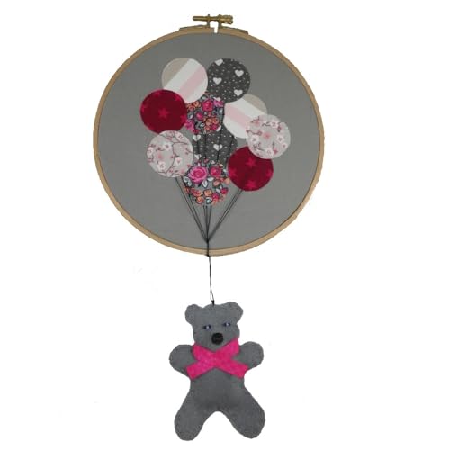 Décoration murale grise et rose avec ourson poétique, le cadeau de naissance idéal