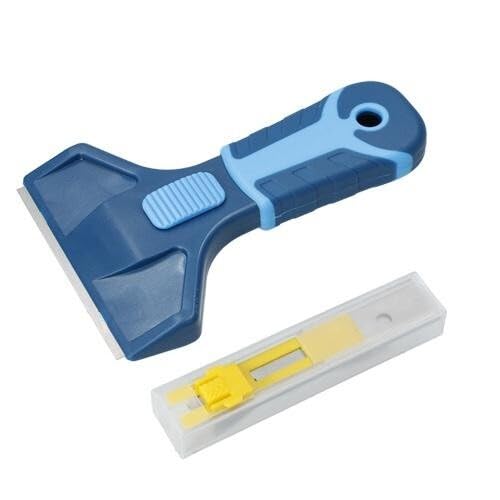 Rascavidrio plástico resistente, perfil engomado, cuchilla retráctil de 39mm y 5 hojas de recambio, ideal para limpiar superficies y eliminar pinturas.