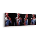 Le châssis présente quatre vues de Spider-Man dans son costume rouge et bleu caractéristique avec symbole d'araignée blanche. La représentation le montre sous différents angles, sur un fond noir qui attire l'attention sur le design de la combinaison. L'image transmet dynamique et fidélité des détails.