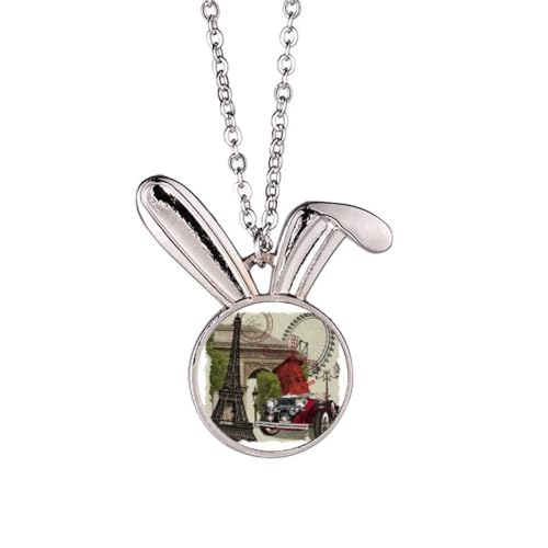 Collier lapin et vieille voiture pour flâner à Paris sous la Tour Eiffel