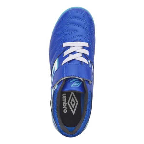 Umbro アクセレイタ JR ワイドを履いた子どもの足元の様子