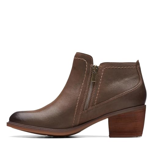 Clarks Women's Modern Chukka Boot3