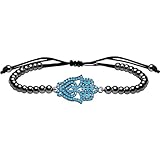 1. Design : la main de Fatima de Zircobic présente un design d'inspiration bohème qui allie patrimoine culturel et charme contemporain. Le pendentif complexe main de Fatima, orné de zircons cubiques bleus étincelants, symbolise la foi et la dévotion, ajoutant une touche de spiritualité à n'importe quelle tenue.