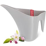 Nuestra jarra de plástico es perfecta para cualquier hogar y jardín. Su volumen es de 1,2 l, lo que es suficiente para el cuidado diario de las flores. Proporciona suficiente agua a tus plantas de tu habitación o jardín. Gracias a su tamaño compacto no ocupa demasiado espacio. Se puede colocar cómodamente en el alféizar de la ventana o en el trastero, en el balcón o en el garaje.