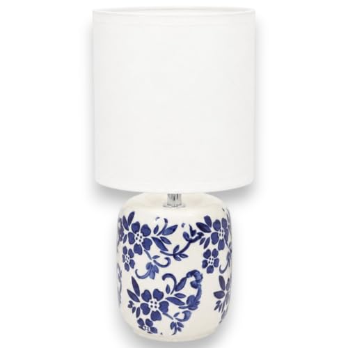 KORAT - Lampada da Tavolo Azulia in Ceramica Decorata Blu e Bianca con Paralume in Tessuto, Attacco E27, Lampada Comodino Salotto Camera da Letto, Stile Classico Elegante - Bassa - 14x14x27 Cm