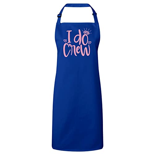 Tablier Cuisine I Do Crew Bleu en Cuisine lors des Préparatifs du Mariage de la Future Mariée