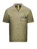 Il collo cubano dona un tocco pratico e moderno, mentre la tasca applicata sul petto è arricchita dal ricamo Aeronautica Militare, che ne sottolinea l’autenticità. Da indossare aperta su una t-shirt o chiusa per un look più strutturatoe.