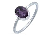 Der in dem Ring eingearbeitete lila Stein ist ein Amethyst. Seine Farbe reicht je nach Stein von einem zarten Flieder bis hin zu einem dunklen, tiefen violett. Hält man den Amethyst gegen das Licht, so ist er leicht durchscheinend.